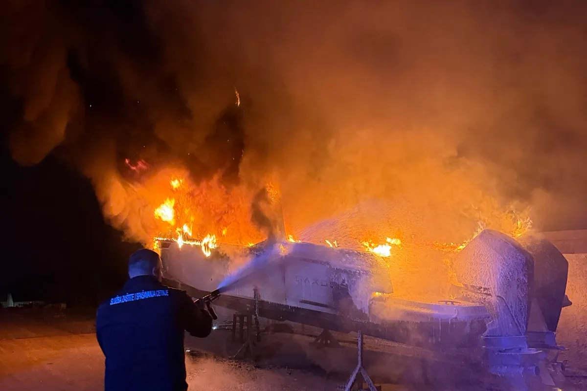 Gorjela jahta, vatrogasci sinoć spriječili veću štetu (Foto: Služba zaštite i spašavanja, RTV Cetinje)