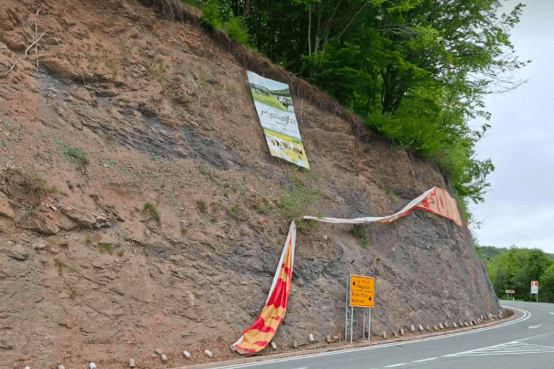 SLIKA DANAŠNJE CRNE GORE: Pokušaj skidana natpisa ,,Da je vjačna" na brdu kod Kolašina (Foto: UGC )