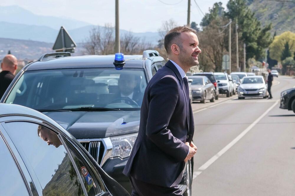 NEMA ODGOVORA KOJE PREVOZNO SREDSTVO KORISTI: Premijer Milojko Spajić