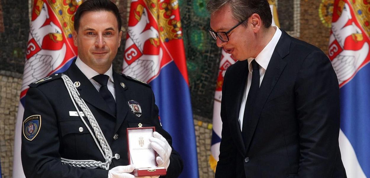 OPASNE VEZE  POLITIKE I KRIMINALA: Veselin Milić prima orden iz ruku Aleksandra Vučića (Foto: UGC )