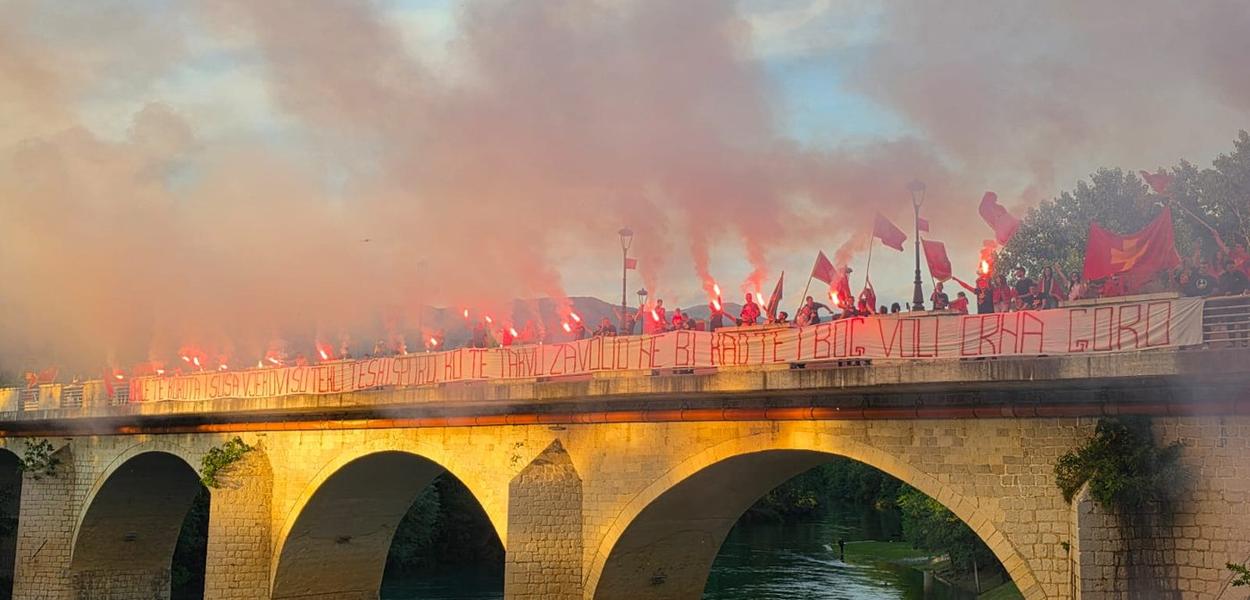Bakljadan na mostu na Zeti (Foto: TV E)