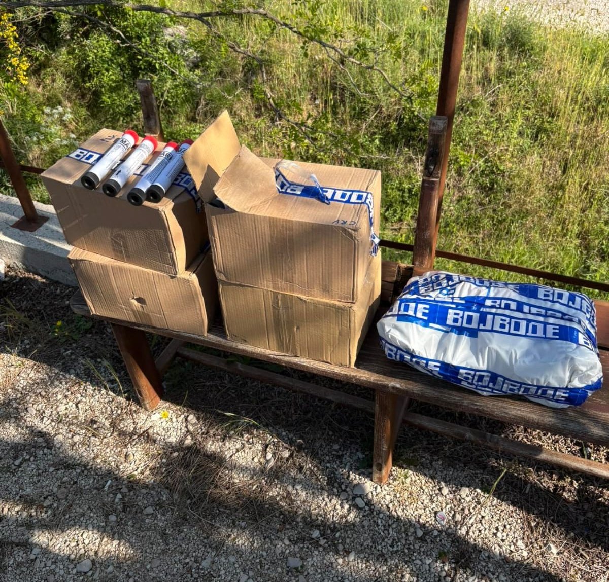 Oduzete baklje (Foto: Uprava policije)
