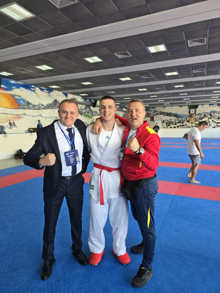 Nemanja Mikulić sa trenerom i selektorom (Foto: KSCG)