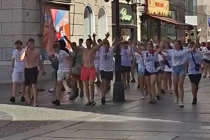Beograd, srednjoškolci skandiraju Ratko Mladić (Foto: Klix)