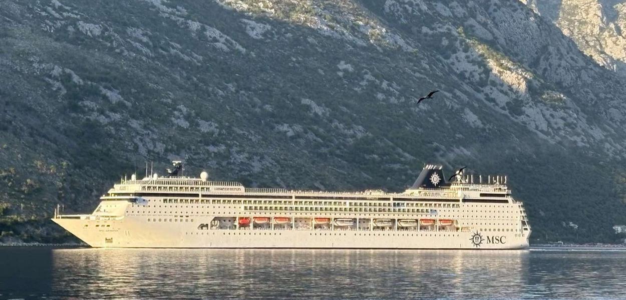 Kruzer u Bokokotorskom zalivu (Foto: Portal ETV/Božena Miljić)