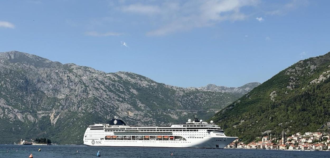 Kruzer u Bokokotorskom zalivu (Foto: Portal ETV/Božena Miljić)