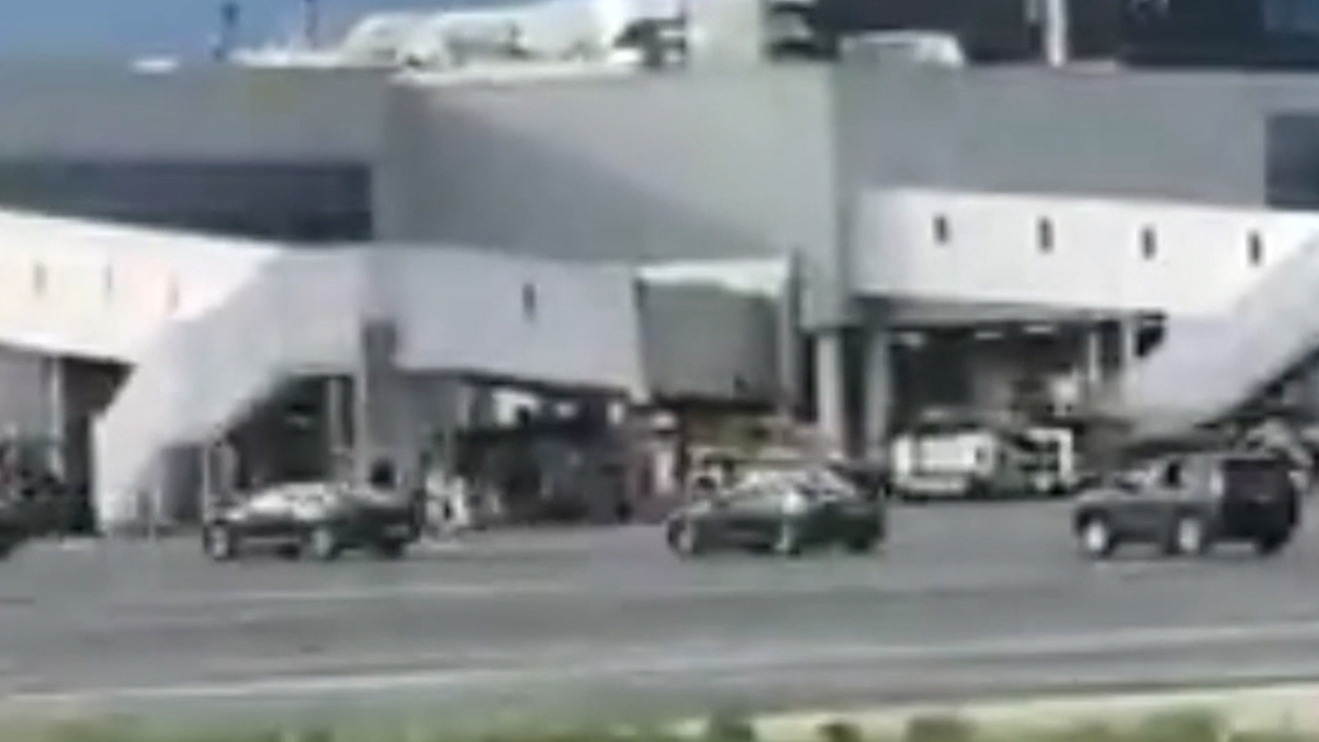 DRŽAVNI PREVOZ: Kolona vozila dolazi za 87 ,,ćacija" na aerodromu Nikola Tesla 