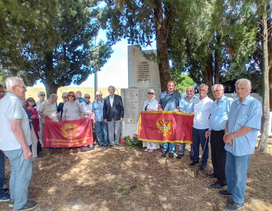 Antifašisti kod spomenika, Kuće Rakića