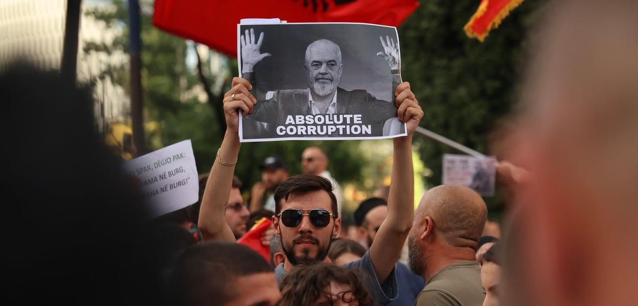 Sa protesta u Albaniji, 6. jun 2026. (Foto: AP Photo/Hameraldi Agolli)