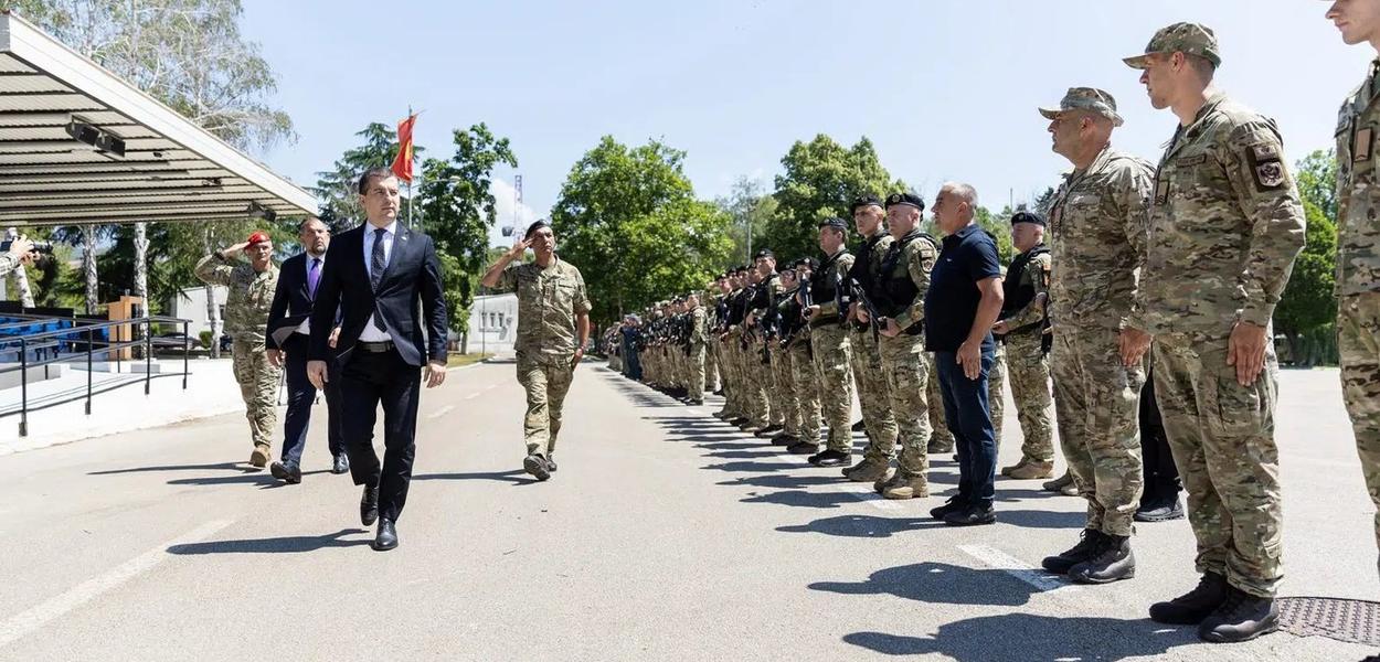 ZLOUPOTREBA VOJSKE U POLITIČKE SVRHE: Bečić i Krapović u kasarni u Danilovgradu (Foto: Vlada Crne Gore)