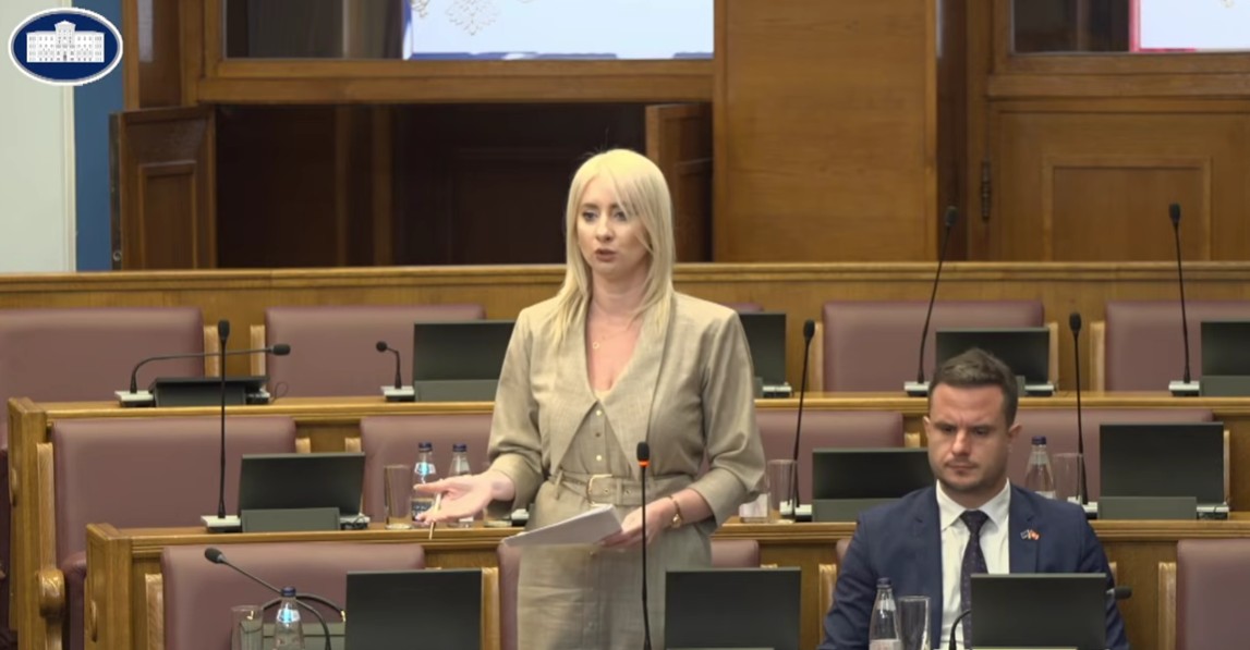 Maida Gorčević, stop kadar (Foto: Skupština Crne Gore/Jutjub)