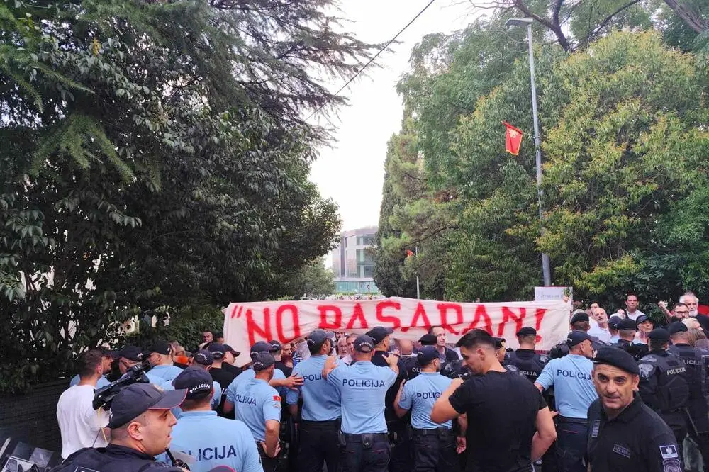 PROCESUIRANJE GRAĐANSKOG PROTESTA: Detalj sa demonstracija ispred Vile ,;Gorica" 8. jula 2025. godine