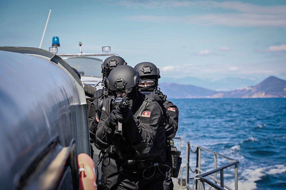 Dva patrolna broda 