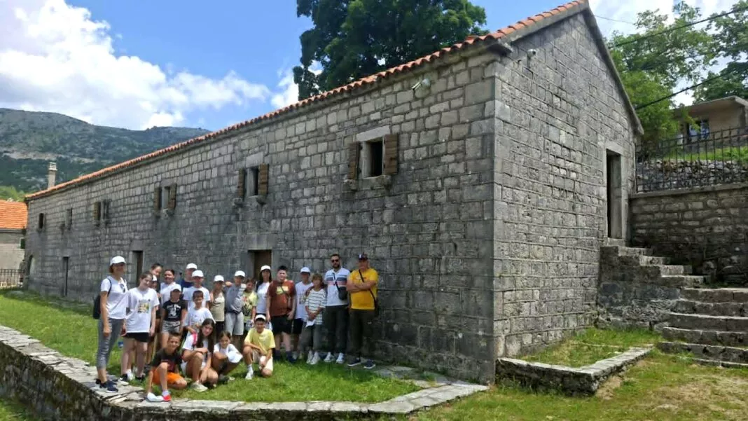 Ispred Njegoševe rodne kuće na Njegušima