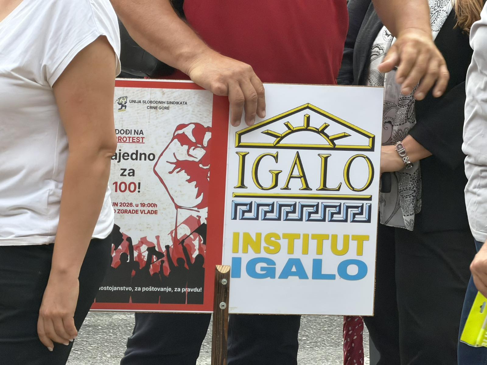 Okupljeni na protestu Unije slobodnih sindikata ispred Vlade