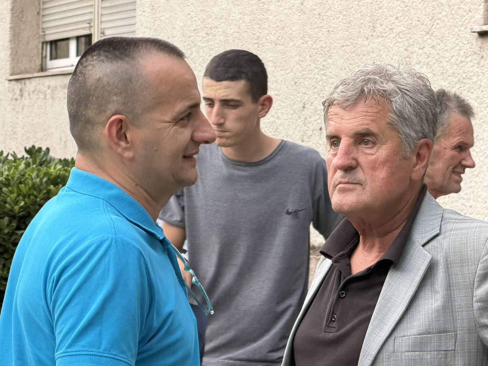 Okupljeni na protestu Unije slobodnih sindikata ispred Vlade