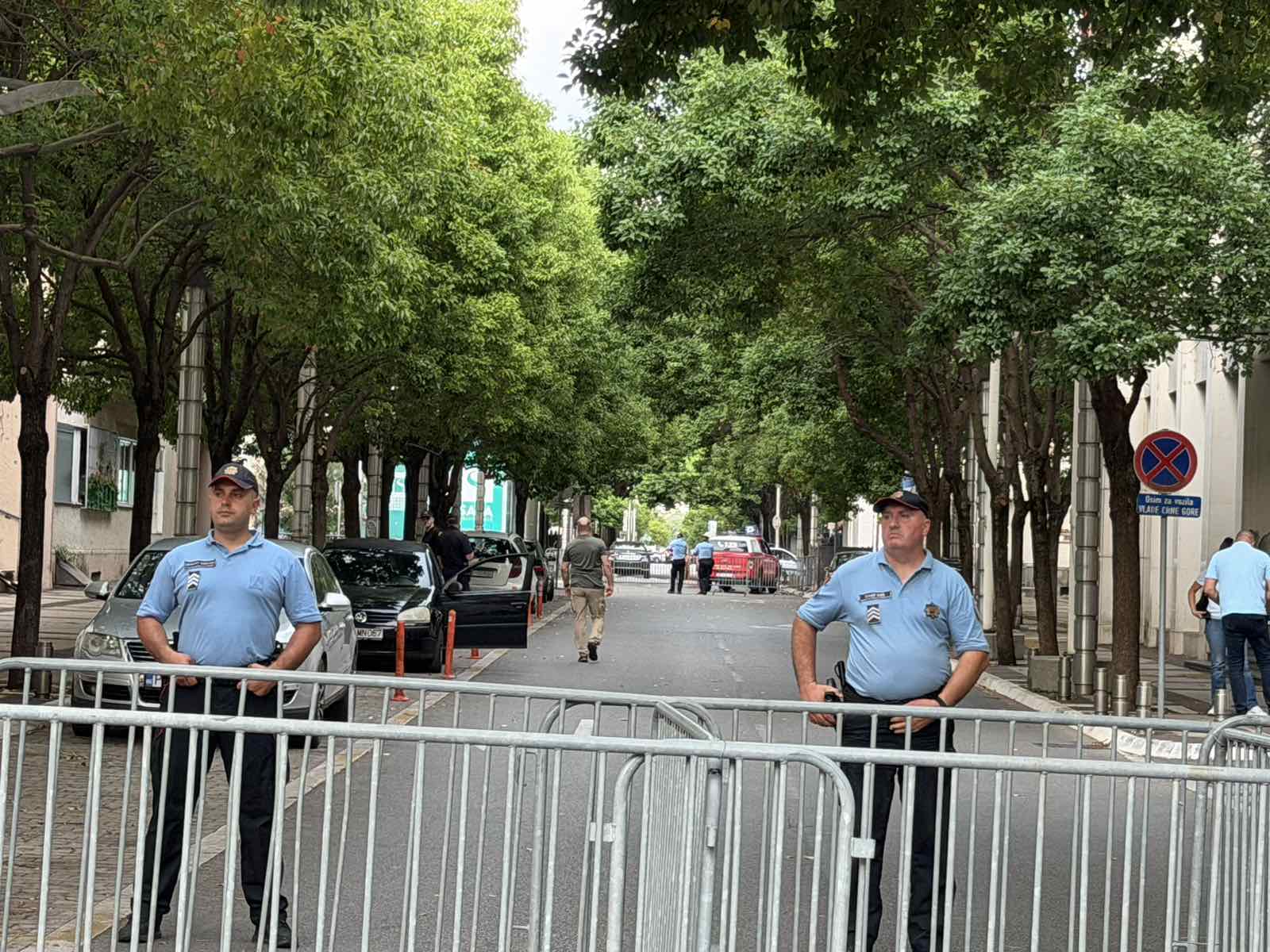 Okupljeni na protestu Unije slobodnih sindikata ispred Vlade
