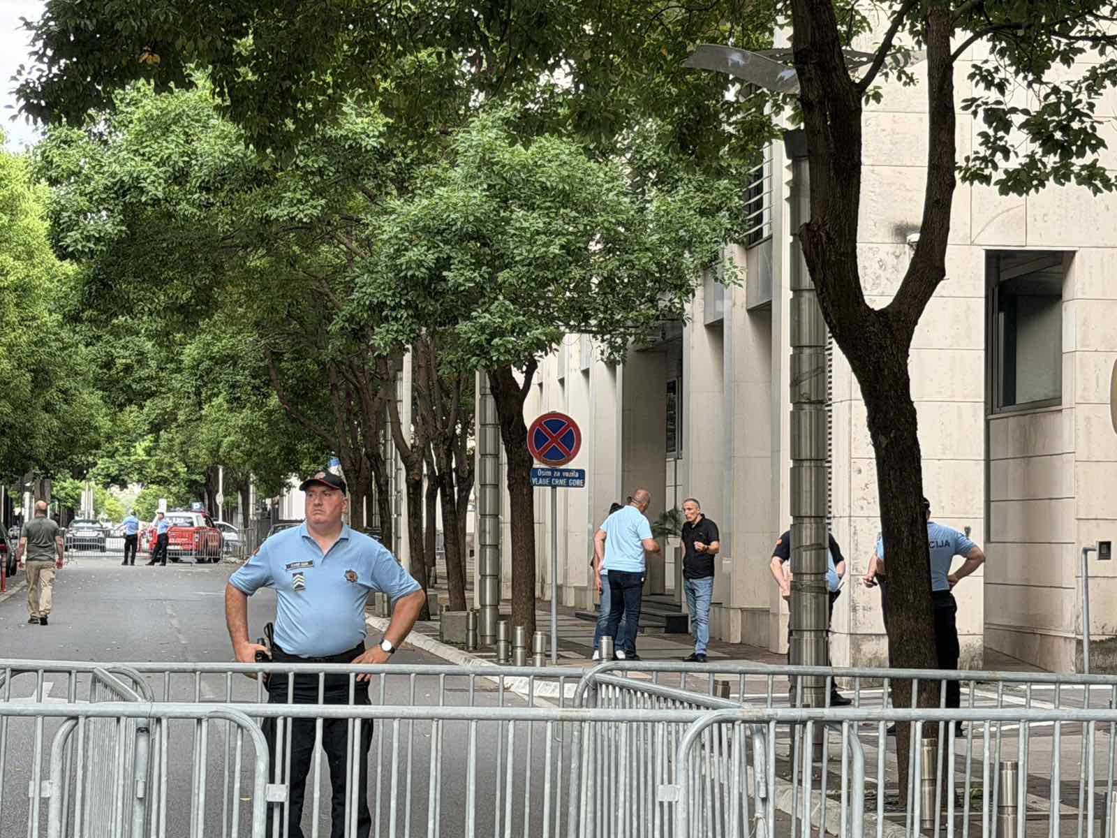 Okupljeni na protestu Unije slobodnih sindikata ispred Vlade
