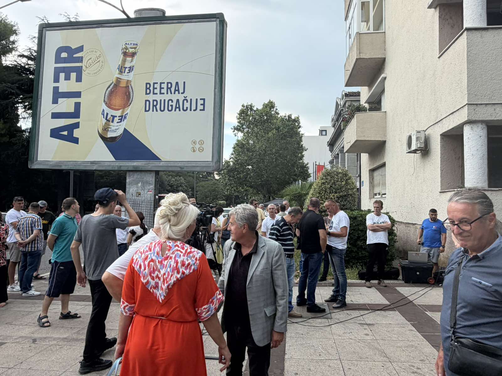 Okupljeni na protestu Unije slobodnih sindikata ispred Vlade