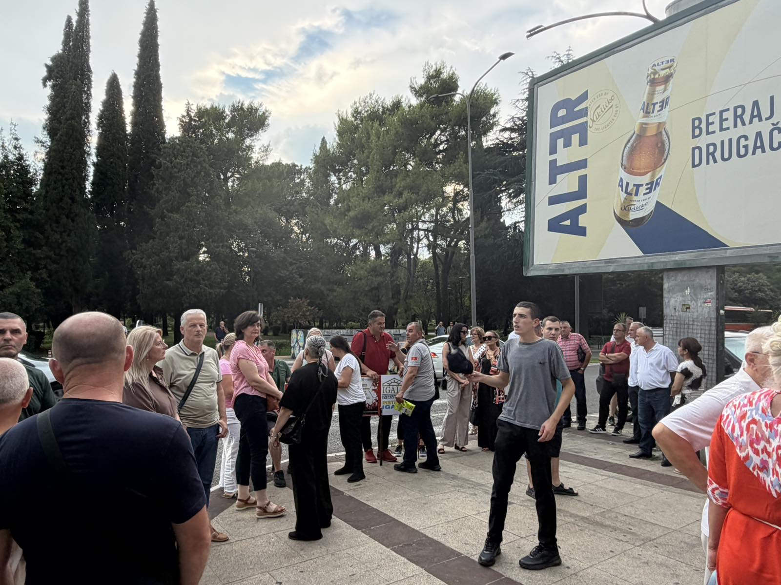 Okupljeni na protestu Unije slobodnih sindikata ispred Vlade