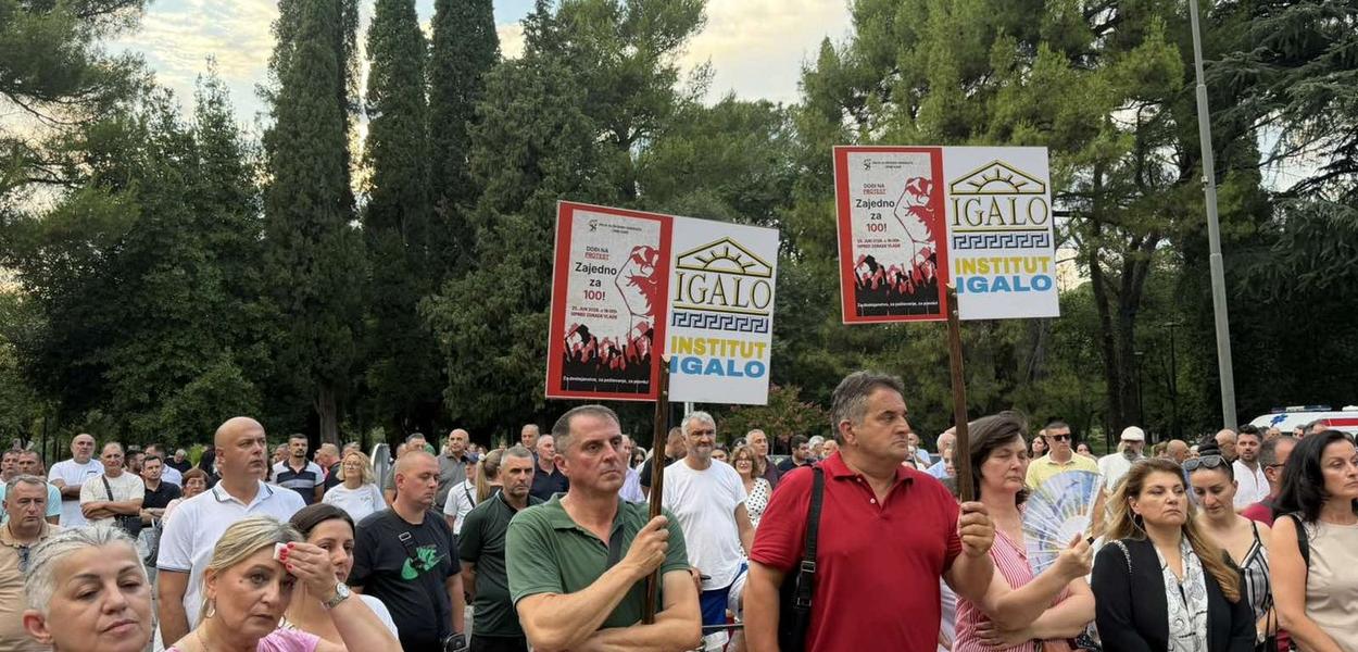 Okupljeni na protestu Unije slobodnih sindikata ispred Vlade (Foto: Portal ETV/Miraš Dušević)
