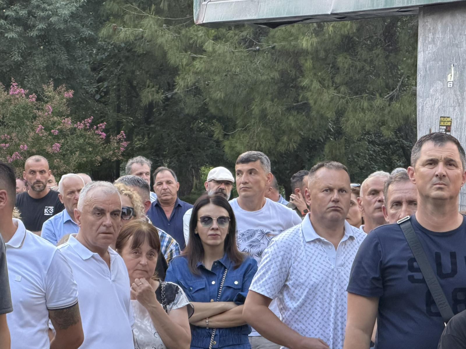 Okupljeni na protestu Unije slobodnih sindikata ispred Vlade