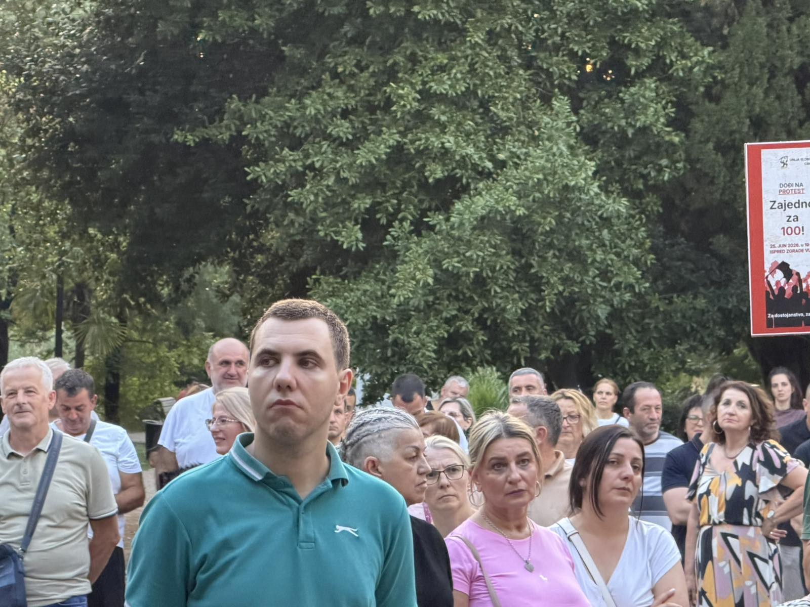 Okupljeni na protestu Unije slobodnih sindikata ispred Vlade