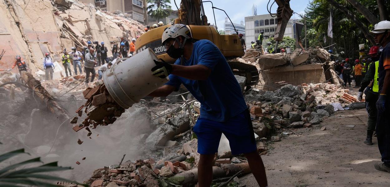 Građani pomažu u potrazi za preživjelima nakon zemljotresa u Karakasu, Venecuela, 25. jun 2026. (Foto: AP Photo/Ariana Cubillos)