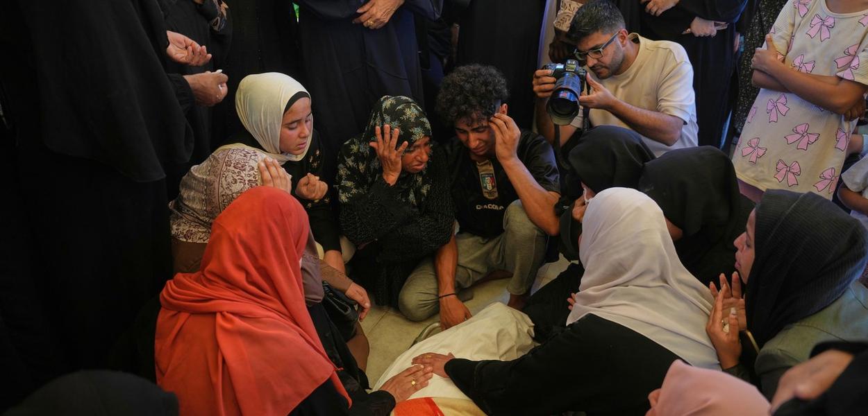 Ožalošćeni plaču dok posljednji put gledaju tijelo petnaestogodišnje Palestinke Islam Muse, koja je poginula u izraelskom vazdušnom napadu, tokom njene sahrane u Kan Junisu, na jugu Pojasa Gaze, u subotu, 27. juna 2026. godine (Foto: AP foto/Abdel Kareem Hana)