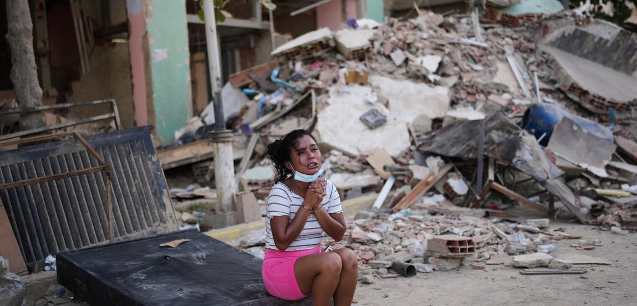 Žena plače pored oštećenih zgrada tri dana nakon zemljotresa koji je pogodio La Gvairu u Venecueli, u subotu, 27. juna 2026. godine. (Foto: AP foto/Matias Delacroix)