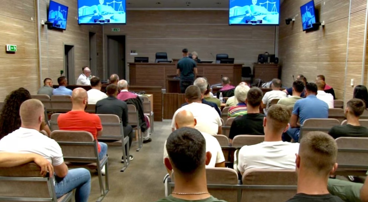 Suđenje optuženima za izazivanje nereda i ugrožavanje javnog reda i mira tokom obilježavanja Vidovdana na Gazimestanu kod Prištine, 29. jun 2026. (Foto: RSE)