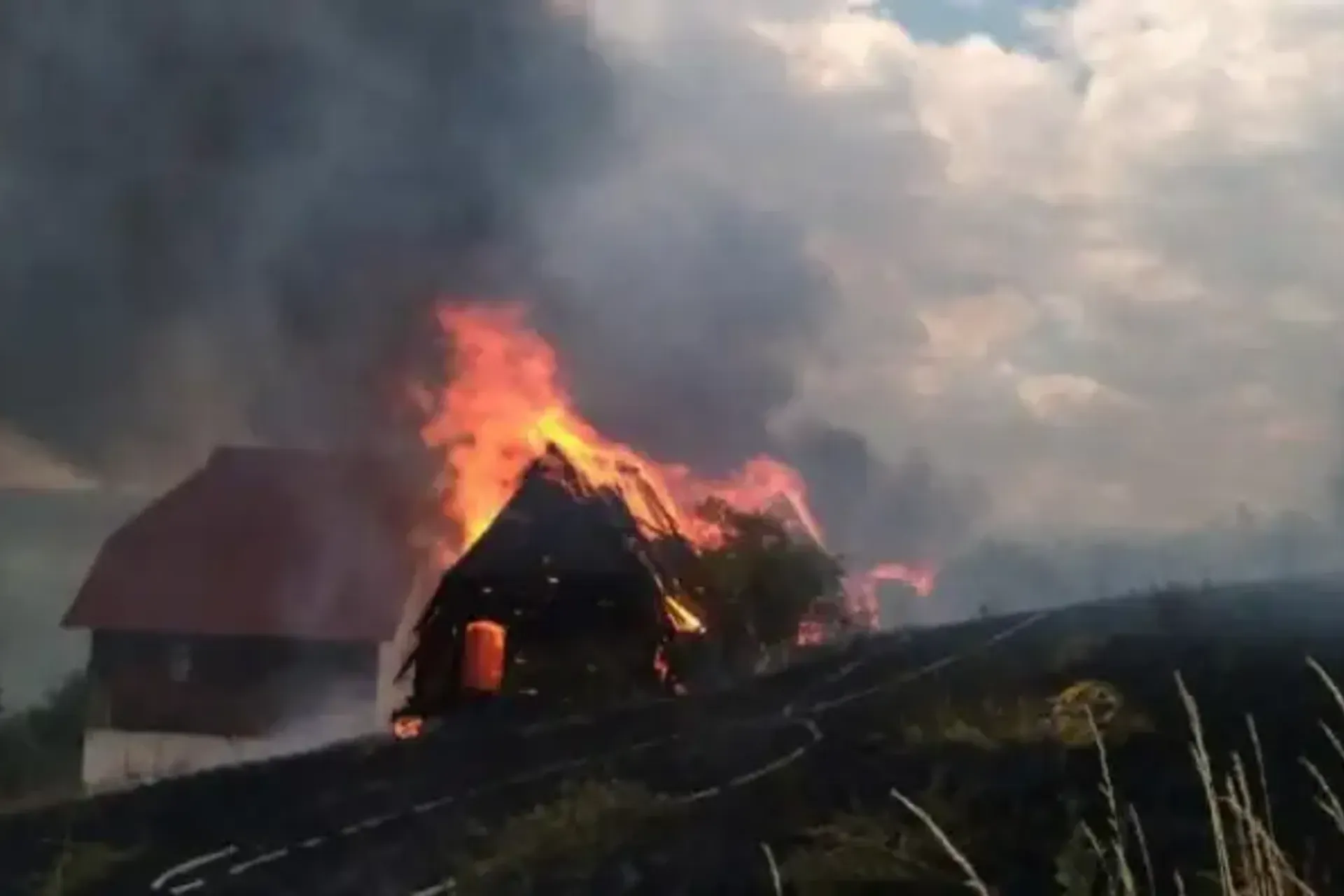 Veliki požar u selu Mataruge u Pljevljima