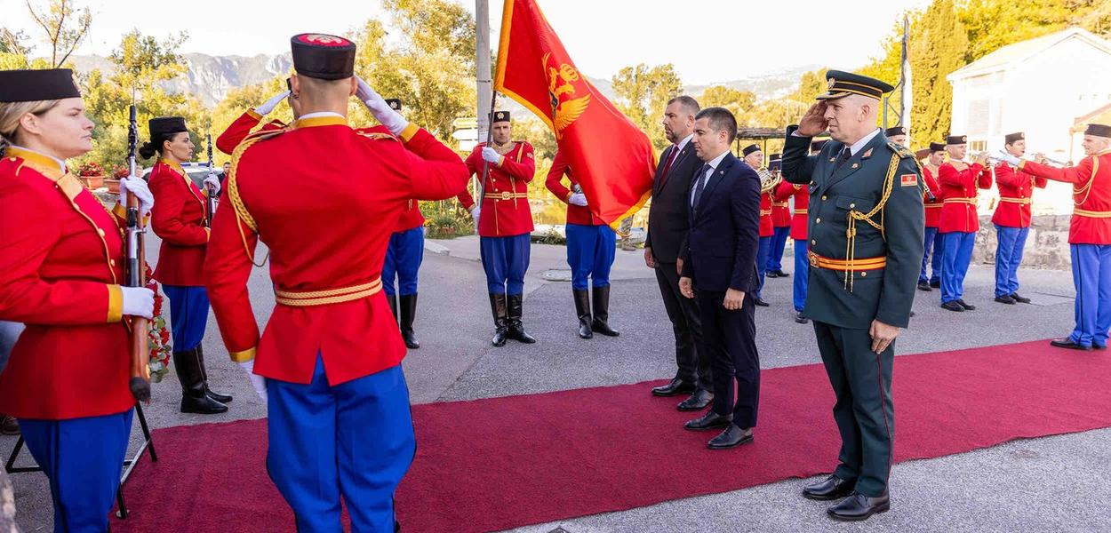 Krapović i Bečić tokom polaganja vijenca (Foto: Ministarstvo odbrane)