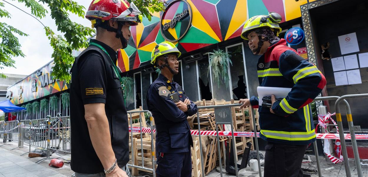 Vatrogasci ispred bara u Bangkoku gdje se desio požar, 14. jul 2026. (Foto: AP Photo/Wason Wanichakorn)