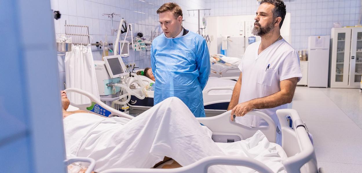 Šimun tokom obilaska povrijeđenih u saobraćajnoj nezgodi u Lipcima (Foto: Vlada Crne Gore)