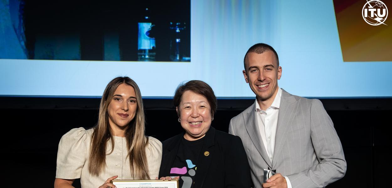 Anđela and Ivan Martinović receive the WSIS Champion Prize from Sulyna Nur Abdulla, Director of the Digital Knowledge Department at the International Telecommunication Union (ITU) (Foto: ITU / Anne-Laure Lechat)