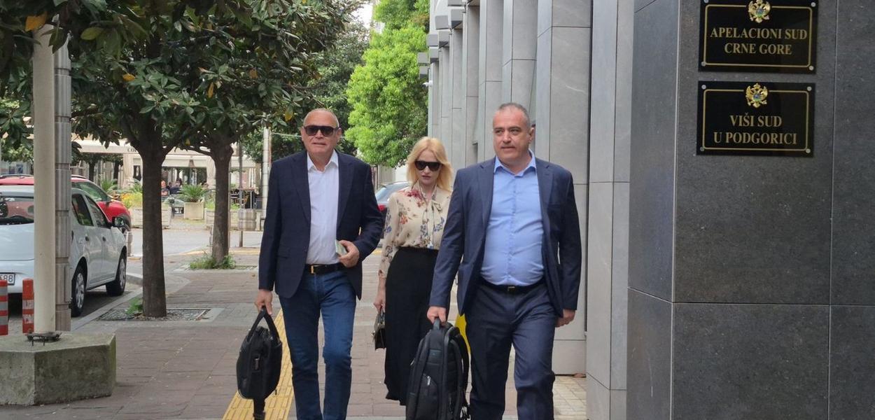 Simović sa suprugom i advokatom (Foto: Portal ETV/Marija Žižić)
