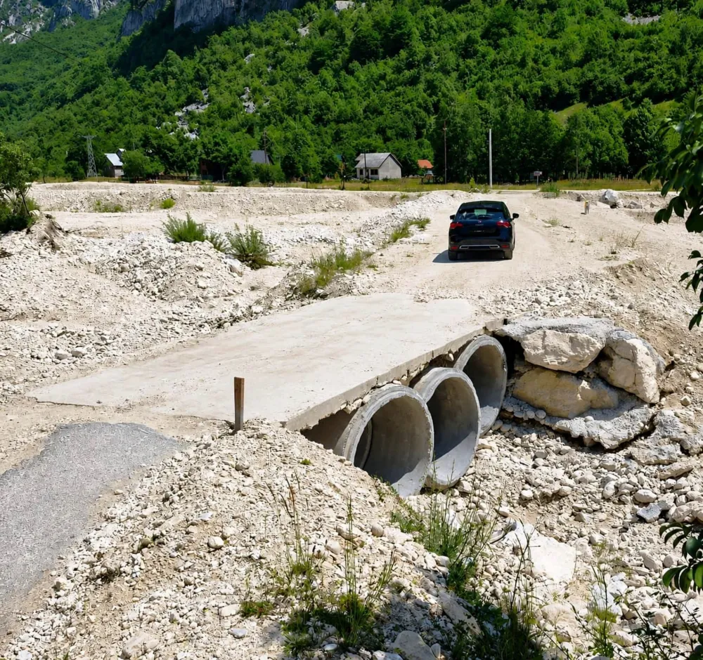 Most preko rijeke Komarnice u katastrofalnom stanju (Foto: Dan/Ž.Š.)