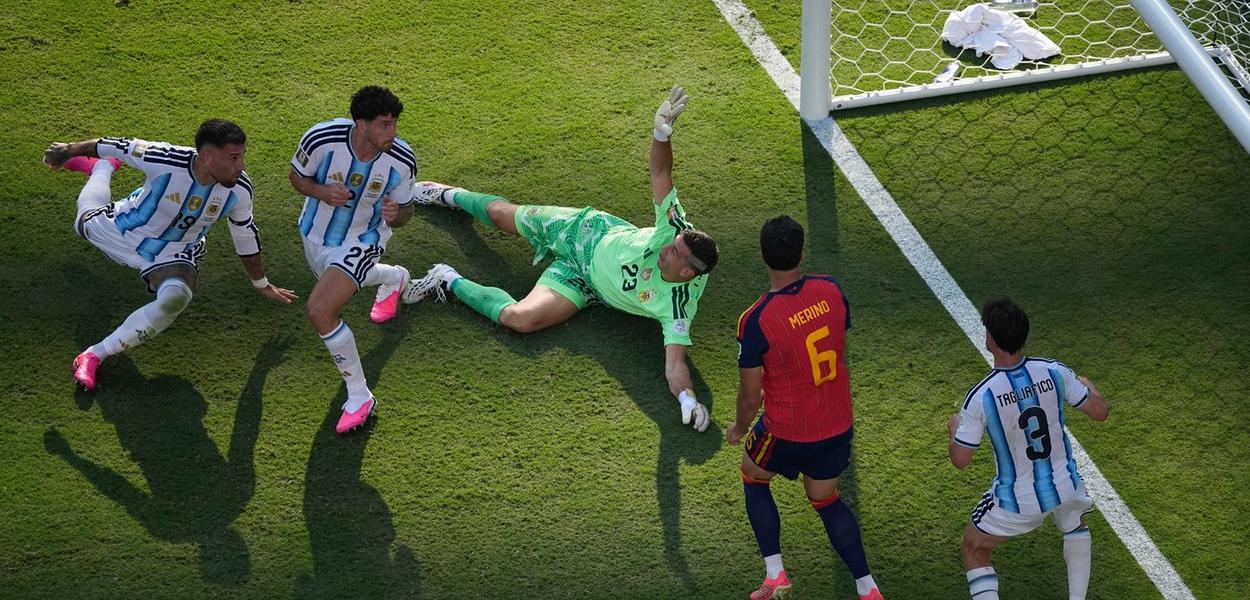 Argentina goalkeeper Emiliano Martinez (23) fails to save a shot by Spain's Ferran Torres (7) who scored their opening goal during the World Cup final soccer match between Spain and Argentina in East Rutherford, N.J., near New York, Sunday, July 19, 2026. (AP Photo/Matt Slocum) (Foto: Matt Slocum)