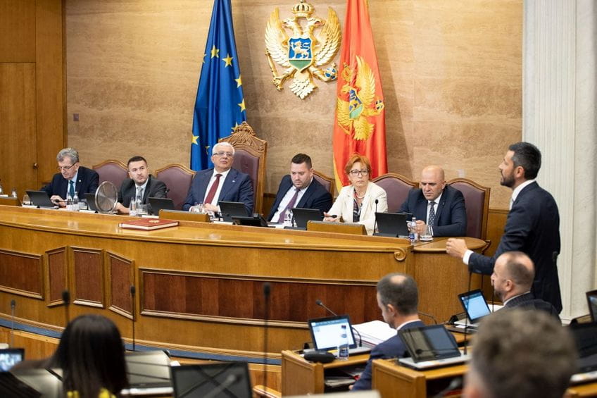 Sa današnjeg premijerskog sata (Foto: Skupština Crne Gore)