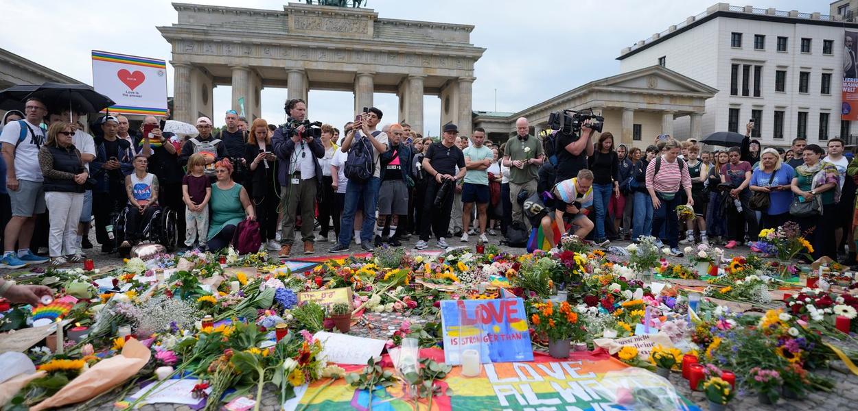 Okupljeni kod Brandenburške kapije nakon napada tokom Gej parade u Berlinu, 26. jul 2026. (Foto: AP Photo/Markus Schreiber)