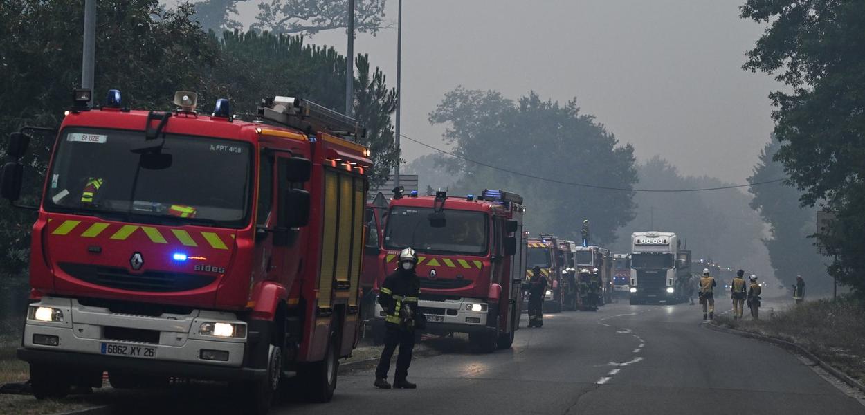 Vatrogasci na periferiji Bordoa, Francuska, 26. jul 2026.  (Foto: AP Photo/Emma Da Silva)