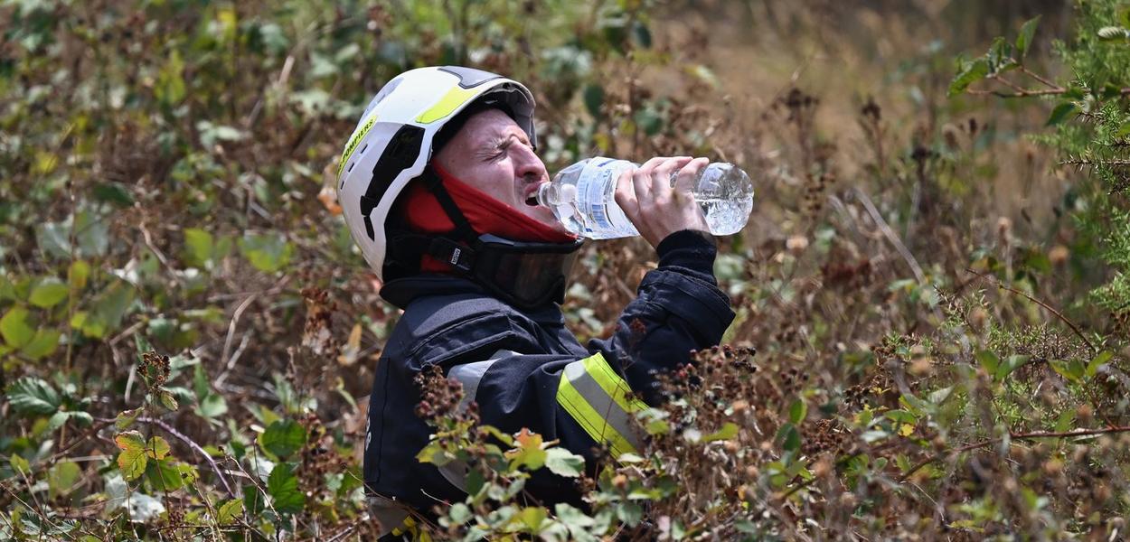 Vatrogasci na periferiji Bordoa gase požar, Francuska, 26. jul 2026. (Foto: AP Photo/Emma Da Silva)