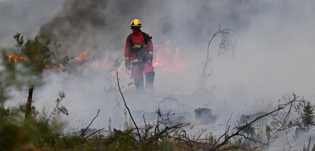 Vatrogasci na periferiji Bordoa gase požar, Francuska, 26. jul 2026. (Foto: AP Photo/Emma Da Silva)