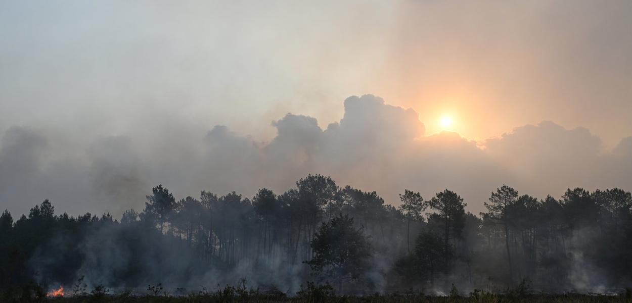 Vatrogasci na periferiji Bordoa gase požar, Francuska, 26. jul 2026. (Foto: AP Photo/Emma Da Silva)