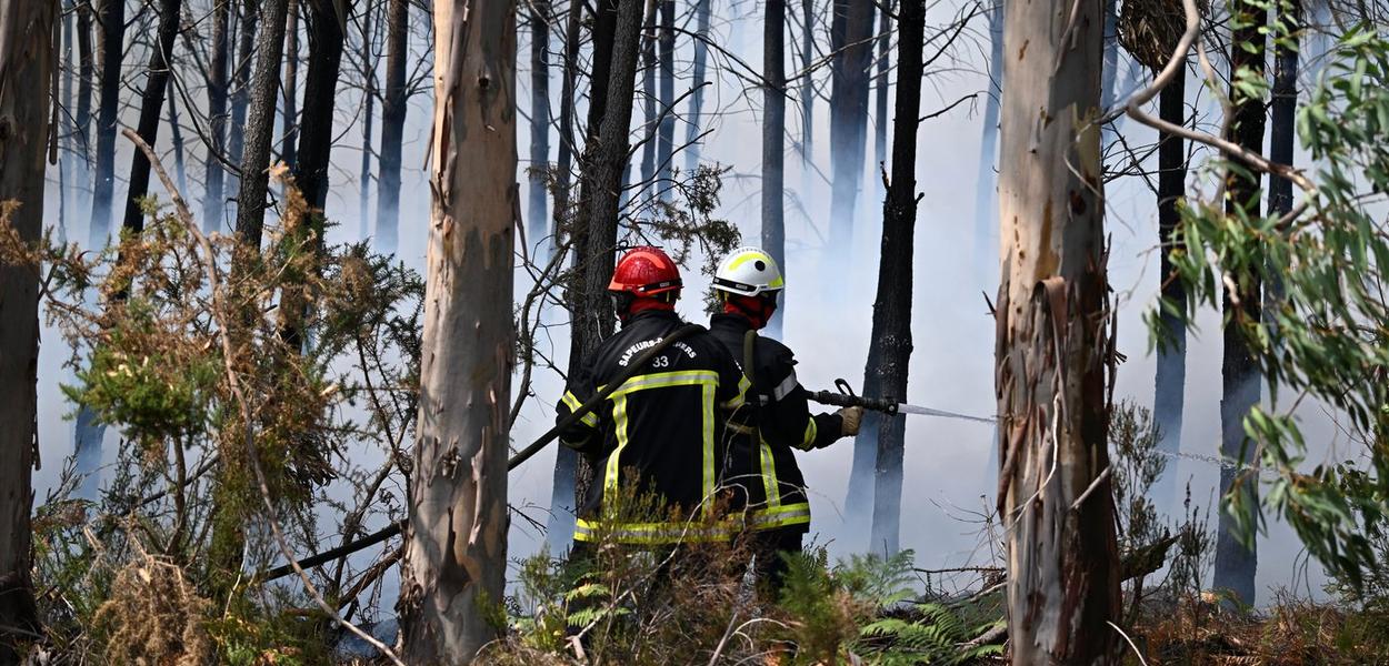 Vatrogasci na periferiji Bordoa gase požar, Francuska, 26. jul 2026. (Foto: AP Photo/Emma Da Silva)