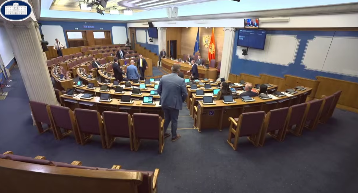 Momenat svađe u Skupštini (Foto: Stop kadar)