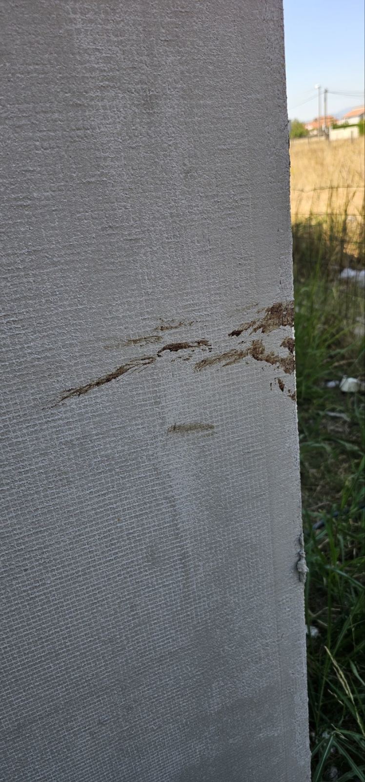 krv na zidu kuće