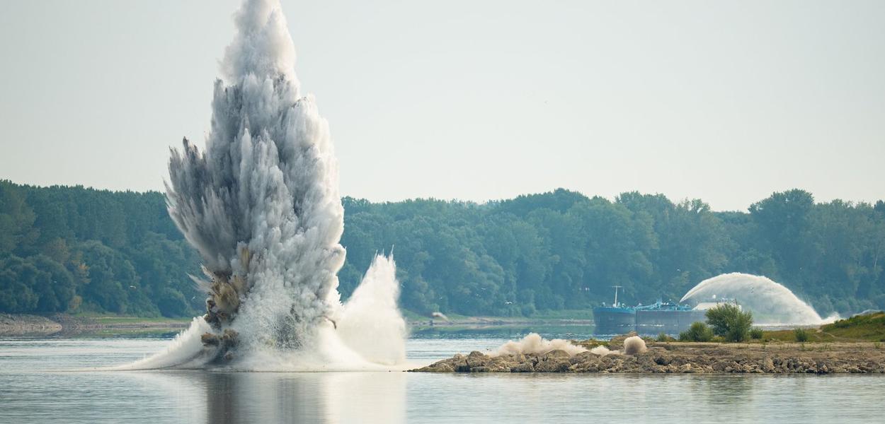 Detonacija kamena u Dunavu kako bi voda stigla do posljednjeg reaktora (Foto: AP/Andreea Alexandru)