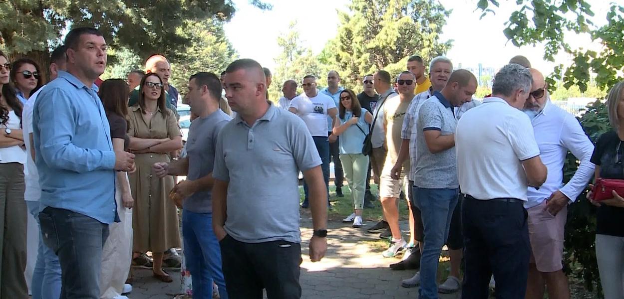 MENADŽMENT IH PREVARIO: Protest radnika ŽPCG juče organizovan ispred upravne zgrade (Foto: Mediabiro)